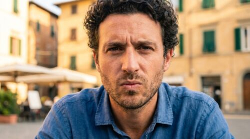 scopri cosa si nasconde dietro la critica continua secondo la psicologia e perché alcune persone sentono sempre il bisogno di fare un commento.